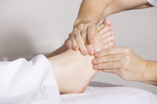 En person får massage på fødderne